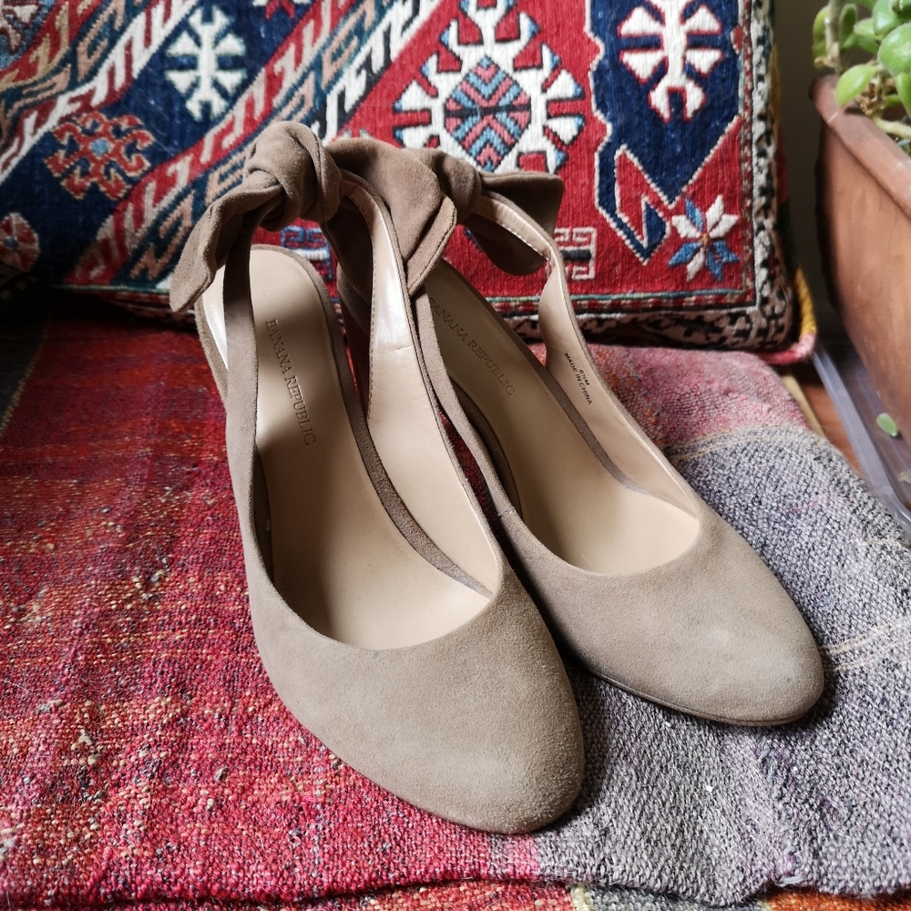NWOT Banana Republic Cadi Slingback Heels With Bow